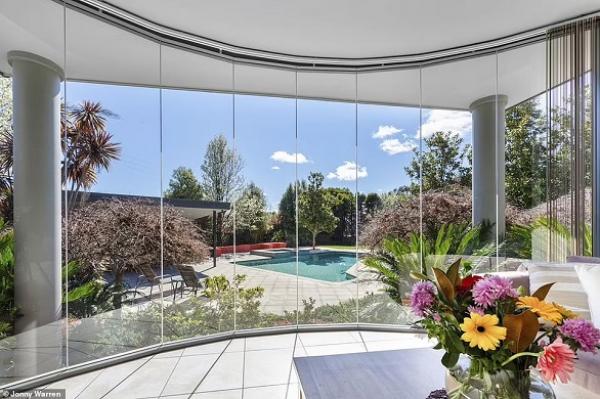 بعد إصابته بالشلل..  يصمم منزلاً فاخراً من غرفته في المستشفى